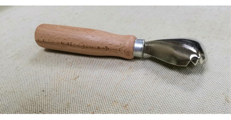 Рыбочистка металлическая с деревянной ручкой